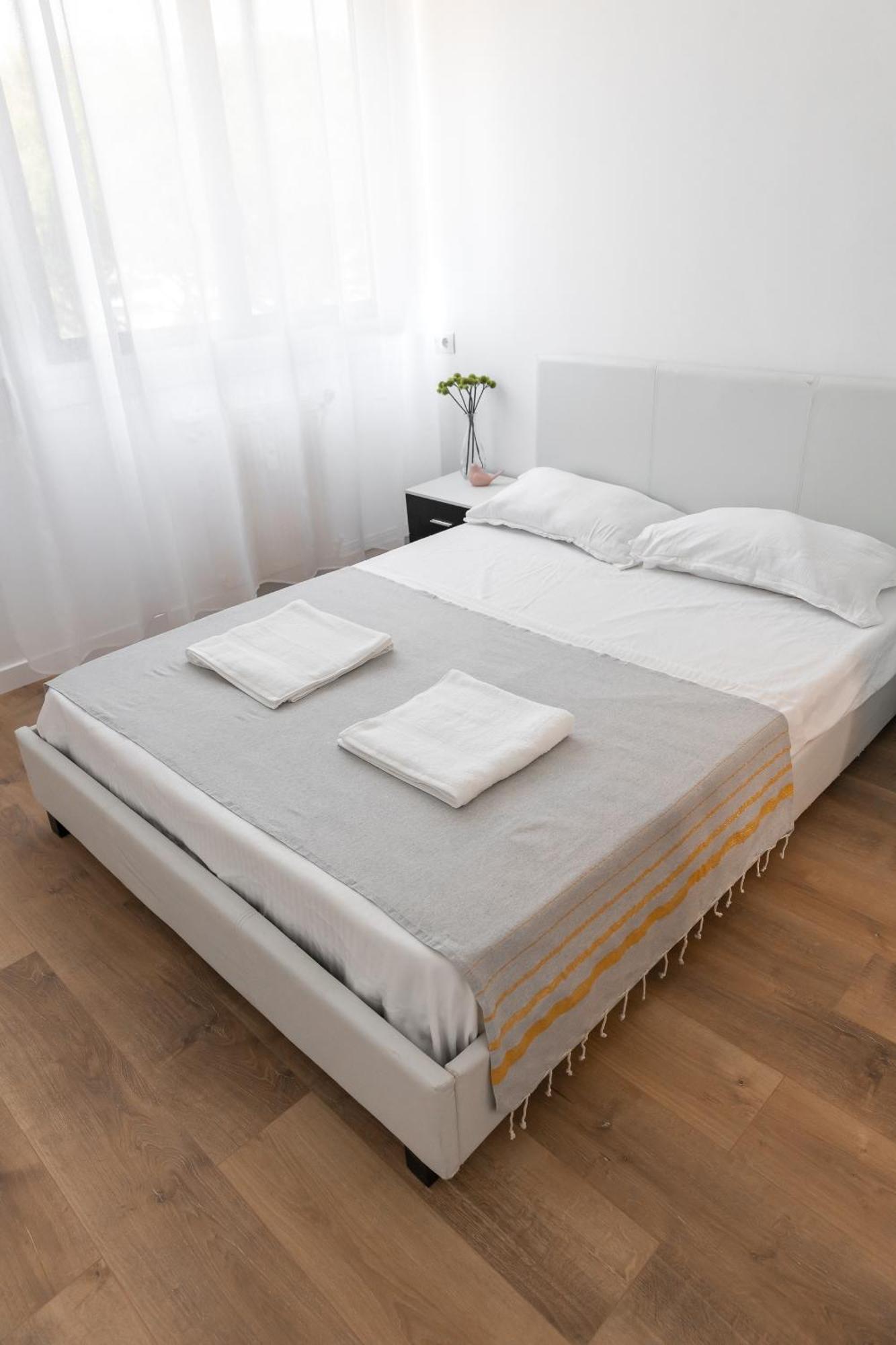 3 Apartment *
